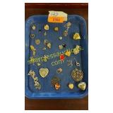 Tray of assorted pendants, necklaces