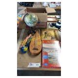 Globe, ukuleles, puzzle