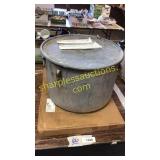 Oil bucket with lid