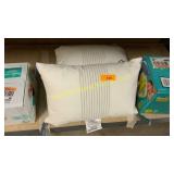 2 throw pillows