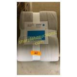 Room essentials micro fleece blanket size twin
