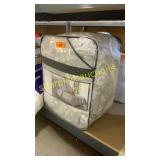 Threshold comforter set