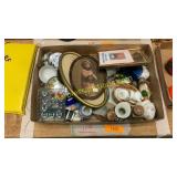 Box of miscellaneous collectors glassware