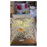 2 throw pillows