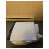 (2) BLANKETS & FOLDING MAT