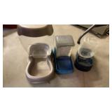 (2) CAT FEEDERS, RUGS & CAT BED