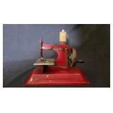 Metal Toy Antique Mini Sewing Machine W/Gear Crank