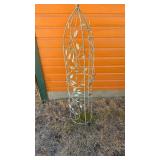 Garden dï¿½cor, metal plant growth stand