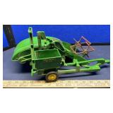 ERTLE JOHN DEERE 1940 MODEL 12 A COMBINE DIECAST