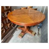 ROUND WOOD KITCHEN TABLE W/ FOUR CHAIRS