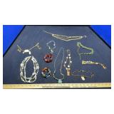 ASSORTED COSTUME JEWLERY NECKLACES (VINTAGE)