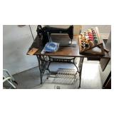 SINGER MODEL 31-15 SEWING MACHINE W/  THRED