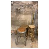 (3) STOOLS & FLOOR LAMP