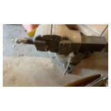 LARGE BENCH VISE (NO MARKINGS) & FILES