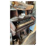 WOOD VINTAGE ORGAN (UNKNOWN CONDITION)