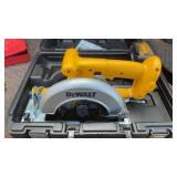 LIKE NEW DEWALT (6.5) INCH CIRCULAR SAW DW939