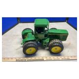 ERTL JOHN DEERE TRACTOR