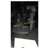 Platform scale with weights up to 1000 pounds. Platform scale with weights up to 1000 pounds.