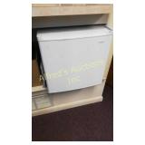 White sanyo mini fridge White sanyo mini fridge