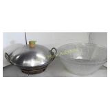 Wok & 2 lg plastic serving bowls