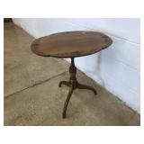 Hitchcock Tilt Top Stand