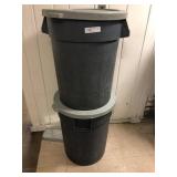 2 32 Gallon Rubbermaid Trash Cans