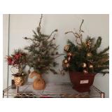 Seasonal Decor (3 pieces).