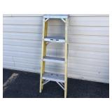 4 ft Fiberglass Step Ladder