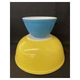 (2) Pyrex Mixing Bowls (2) Pyrex Mixing Bowls