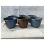 6 Plastic Plant Pots