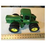 John Deere 4wd tractor has loose wheel