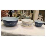 Pyrex nest of three mixing bowls