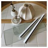 Lot avec tablettes en verre et lampe