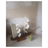 Bateau en bois, base des voiles à réparer