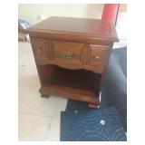 Table de chevet 21'' x 16'' x 24''
