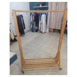 Rack en bois sur roues