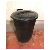 Rubbermaid Roughneck Trash Can with Lid