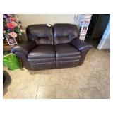 La-Z-Boy Reclining Love Seat 5 ft La-Z-Boy Reclining Love Seat 5 ft