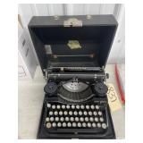 Vintage Underwood Typewriter in case