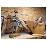 Wooden Magazine Rack & Horse Dï¿½cor