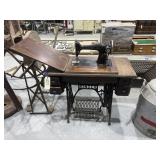 Singer Sewing Machine in Cabinet AB882960