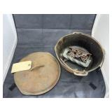Cast Iron Bean Pot w/Lid - Metal Brackets