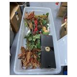 Holiday Dï¿½cor in Plastic Bin w/Lid