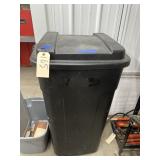 Rubbermaid Roughneck Trash Can w/Contents