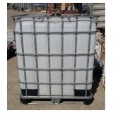 Poly Tote 300 gallon. With lid.