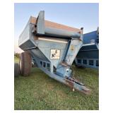 Kinze 600 Grain Cart w/ Lights