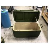 Igloo cooler with no top latches or drain plug