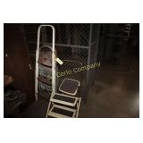 Lot:  6 small step ladders