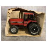 ERTL INTERNATIONAL1/16 SCALE 5488 DIE CAST TRACTOR