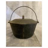 LODGE #8 SCALLOP BOTTOM CAST IRON DUTCH OVEN